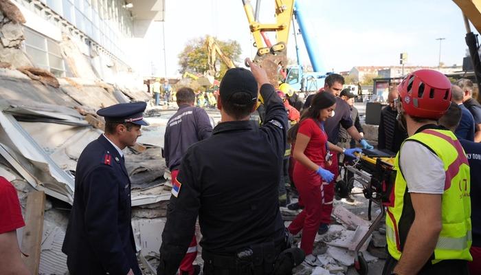 Sırbistan’da korkunç olay! Beton sundurma insanların üzerine çöktü: 13 ölü, 4 yaralı…