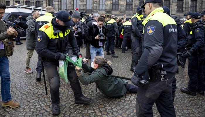 Amsterdam’da Filistin destekçilerine polisten sert müdahale: 100’den fazla gözaltı