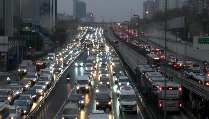 İstanbul’da yağmur trafiği felç etti! Yoğunluk yüzde 90’a ulaştı