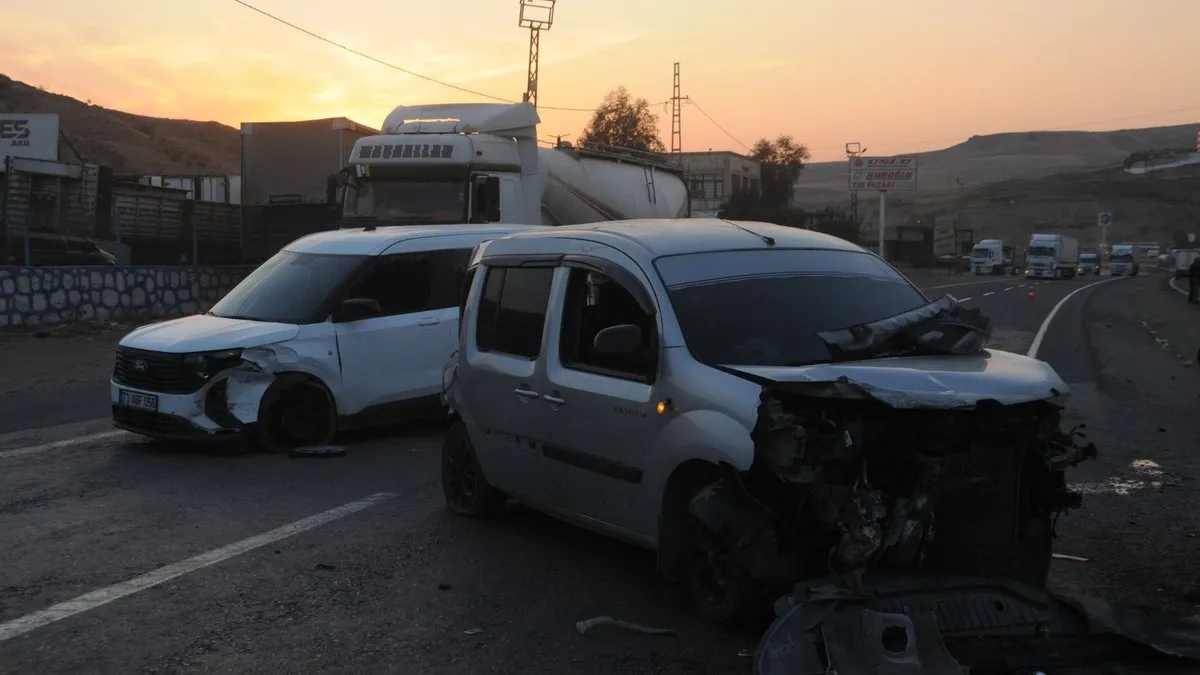 4 aracın karıştığı zincirleme trafik kazasında 2 kişi yaralandı