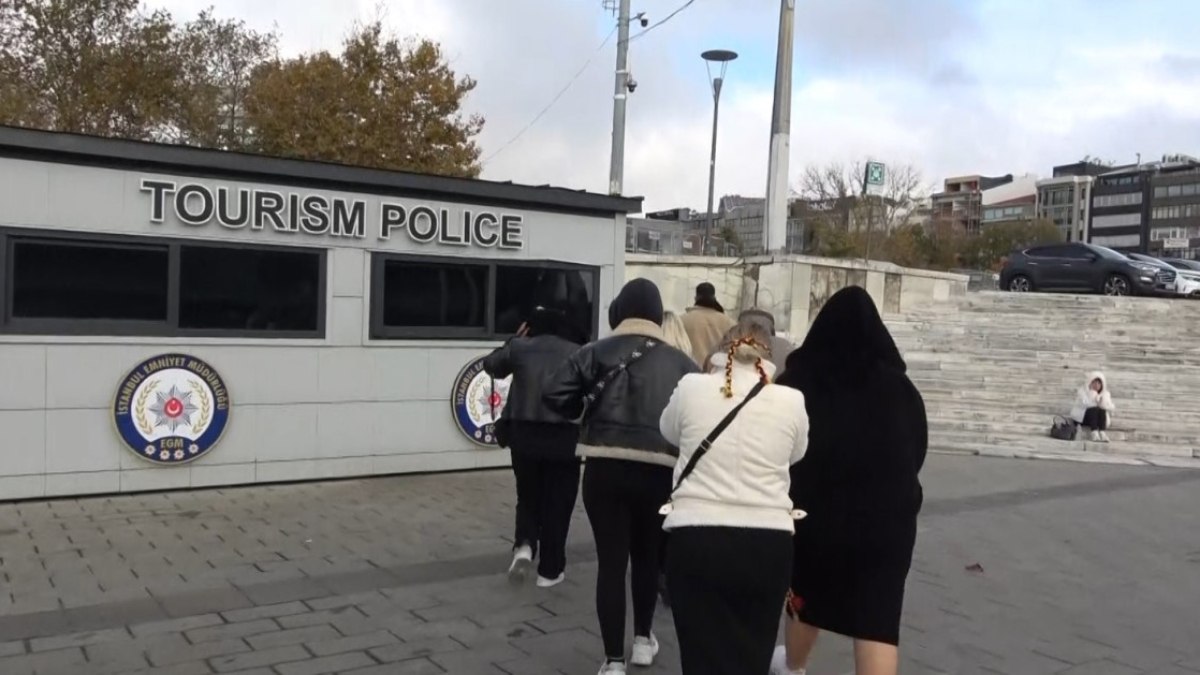 Taksim’de Türk bayrağı dağıtıp, sözde bağış toplayan 6 kadına para cezası