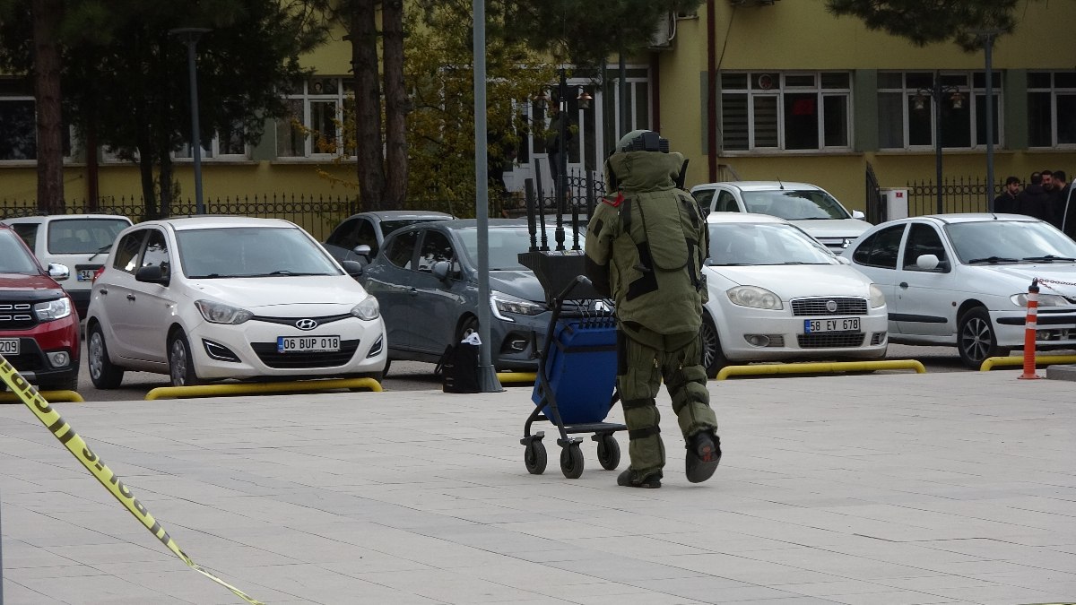 Sivas’ta vatandaşın Yüksek Hızlı Tren garında unuttuğu çanta paniğe yol açtı