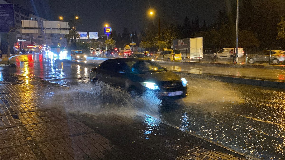 Antalya’da sağanak yağış etkili oldu