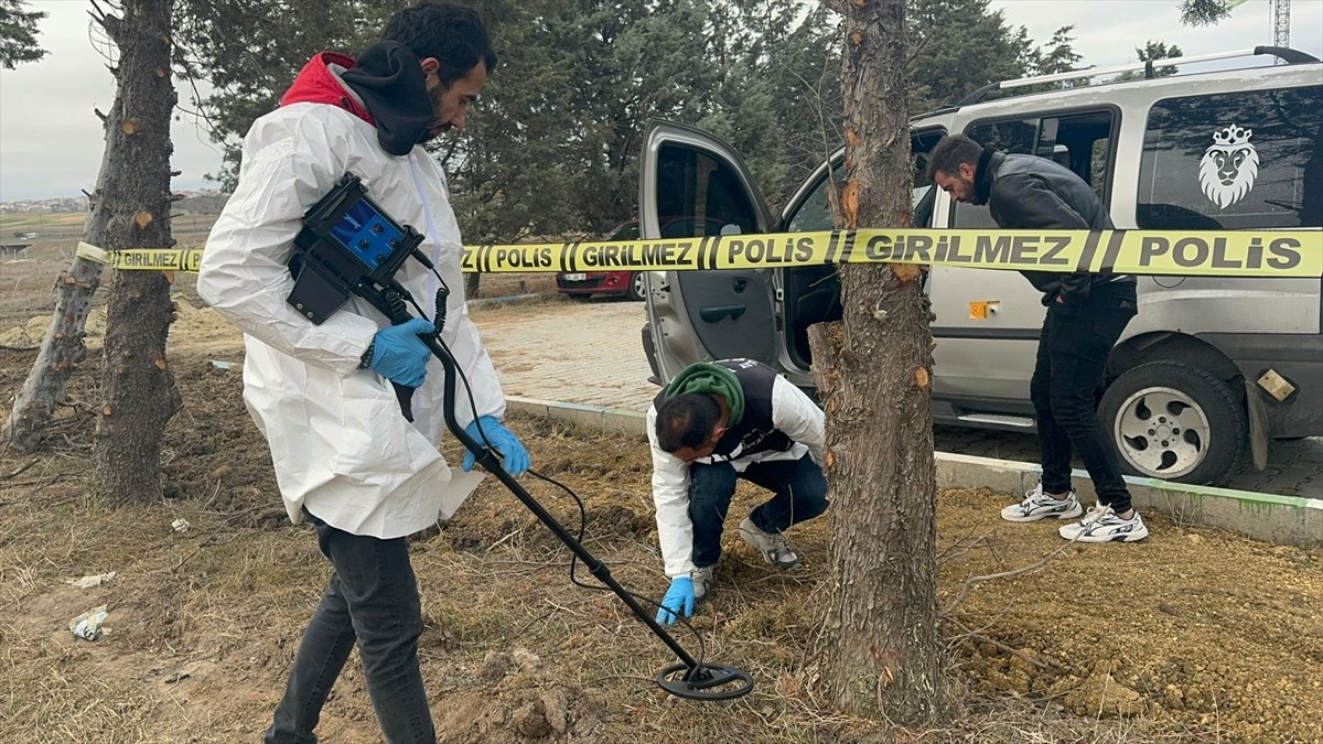 Tekirdağ’da 2 kişi mezarlıkta park halindeki araçta ölü bulundu