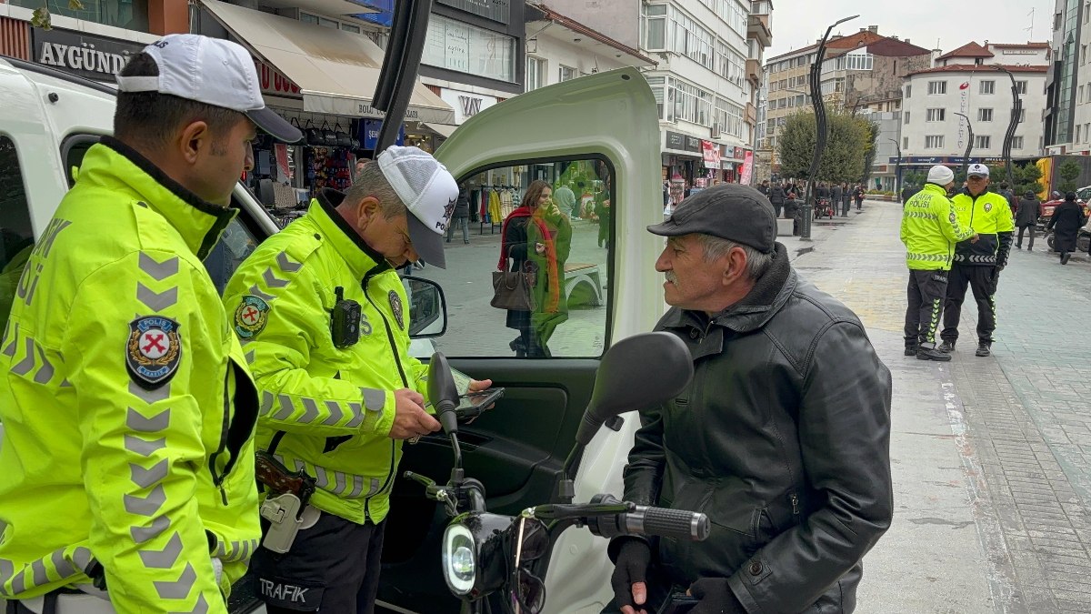 Bolu’da girilmesi yasak olan caddeye giren sürücülere polis engeli