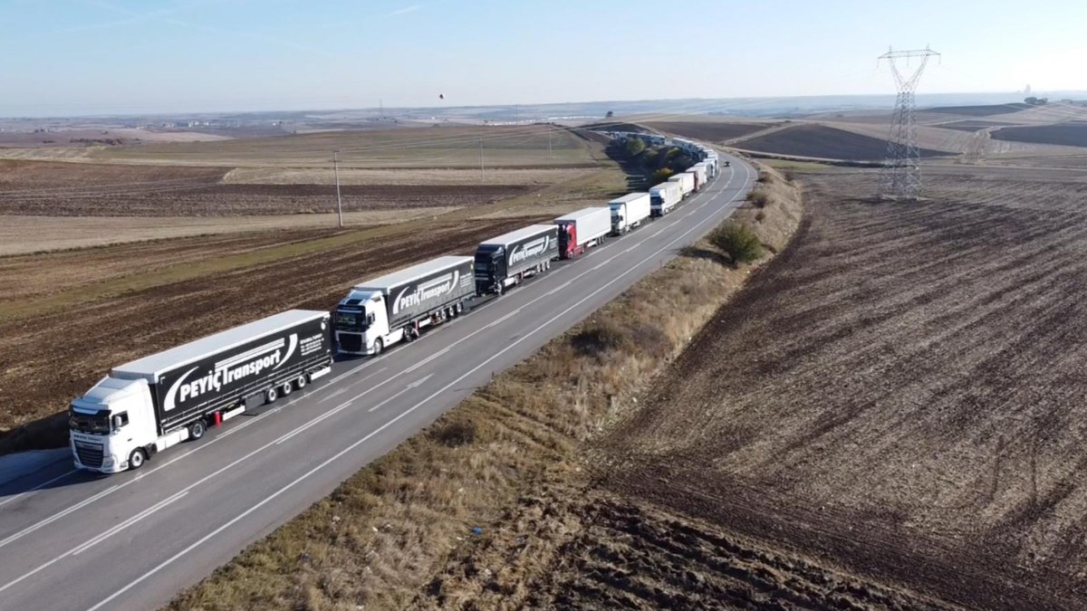 Edirne Hamzabeyli’de 25 kilometrelik tır kuyruğu