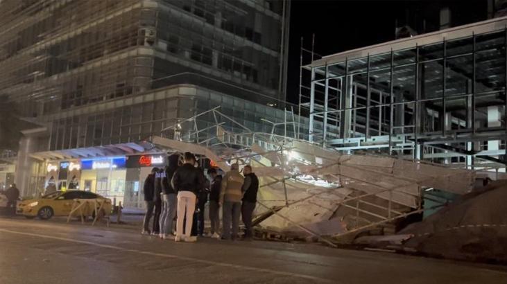 Bursa’da şiddetli fırtına iskele devirdi, araçlar zarar gördü