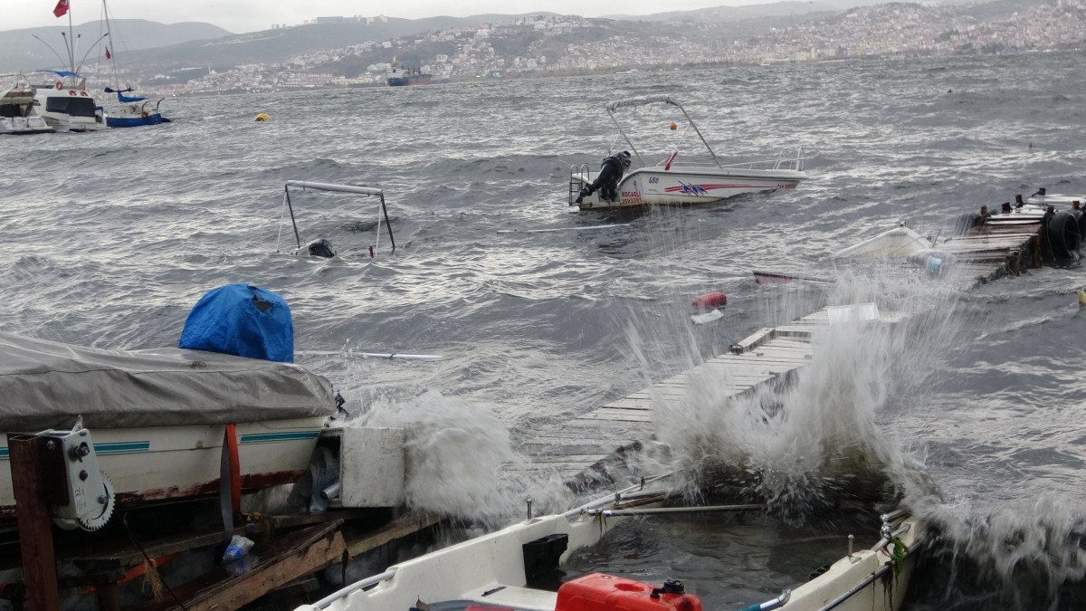 Kocaeli’de fırtına! Dalgalar tekneleri batırdı