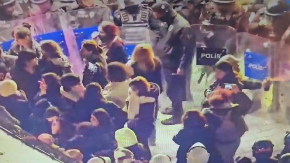 İstanbul Taksim’de polise biber gazı ve boyalı saldırı