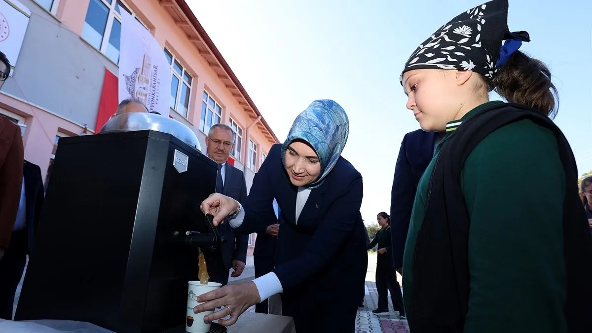 Afyon Valisi Yiğitbaşı, öğrencilere tarhana dağıttı