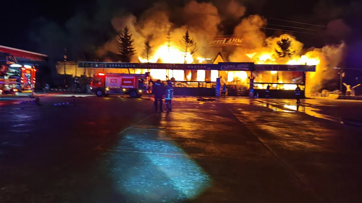 Afyon’da akaryakıt istasyonu yanındaki restoranda çıkan yangın korkuttu