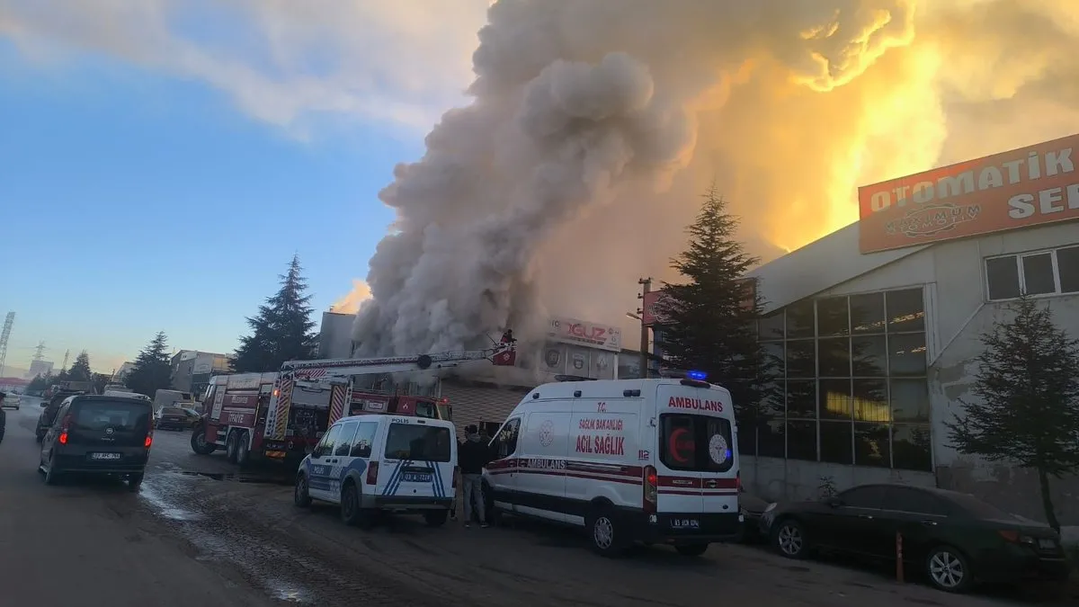 Afyon’da yedek parça satan iş yerinde yangın çıktı