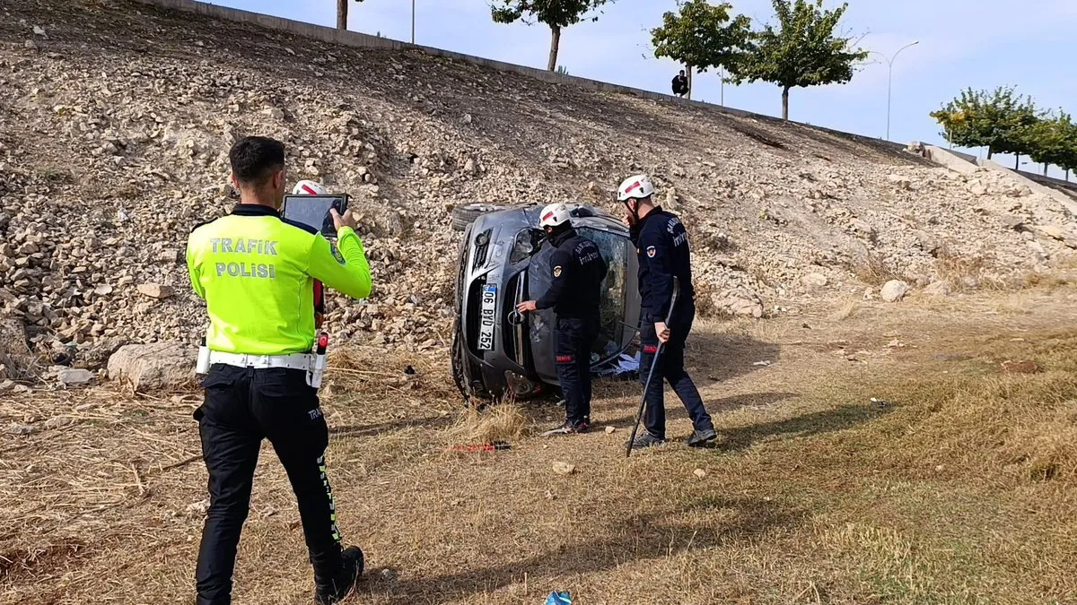 Akçakale çevreyolunda otomobil şarampole uçtu: 3 yaralı