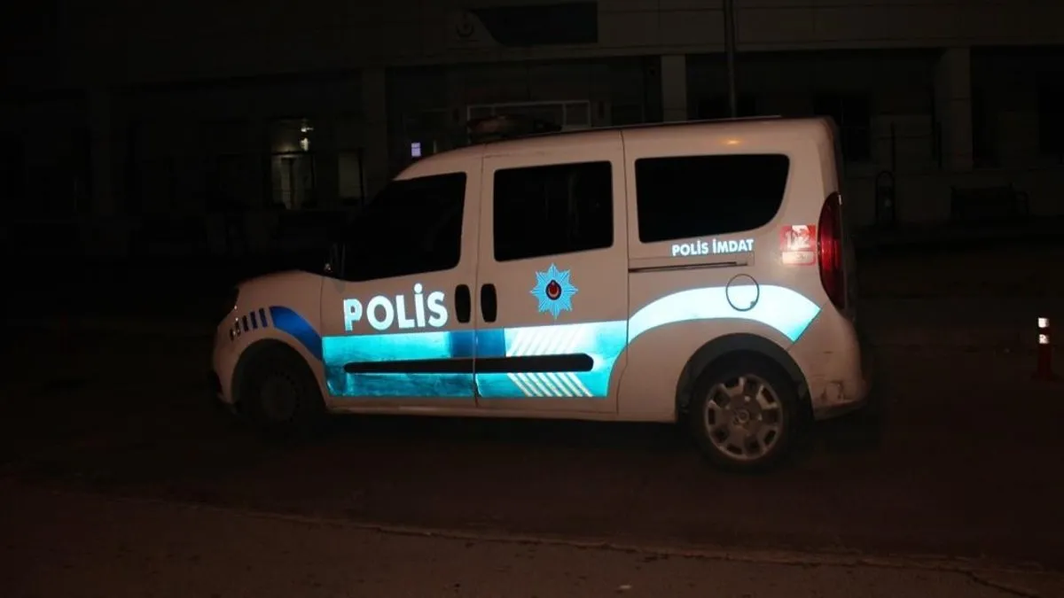 Aksaray’da polis tabancasını temizlemek isterken yanlışlıkla ateş aldı sokaktaki çocuk vuruldu