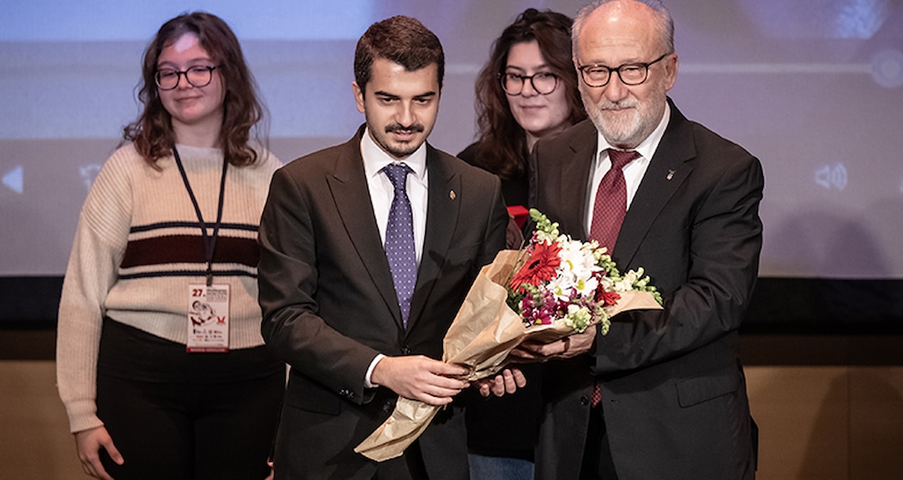 Ankara Tiyatro Festivali’nde onur ödülü Altan Erkekli’ye verildi