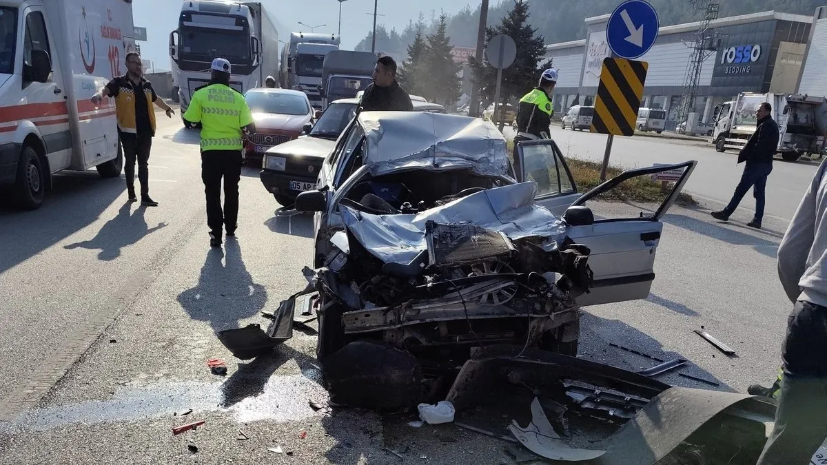 Amasya’da feci kaza kameraya yansıdı: 2 yaralı