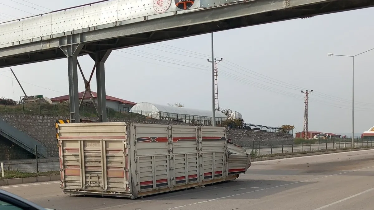 Amasya’da ilginç kaza: Üst geçide çarpan damper tırı terk etti