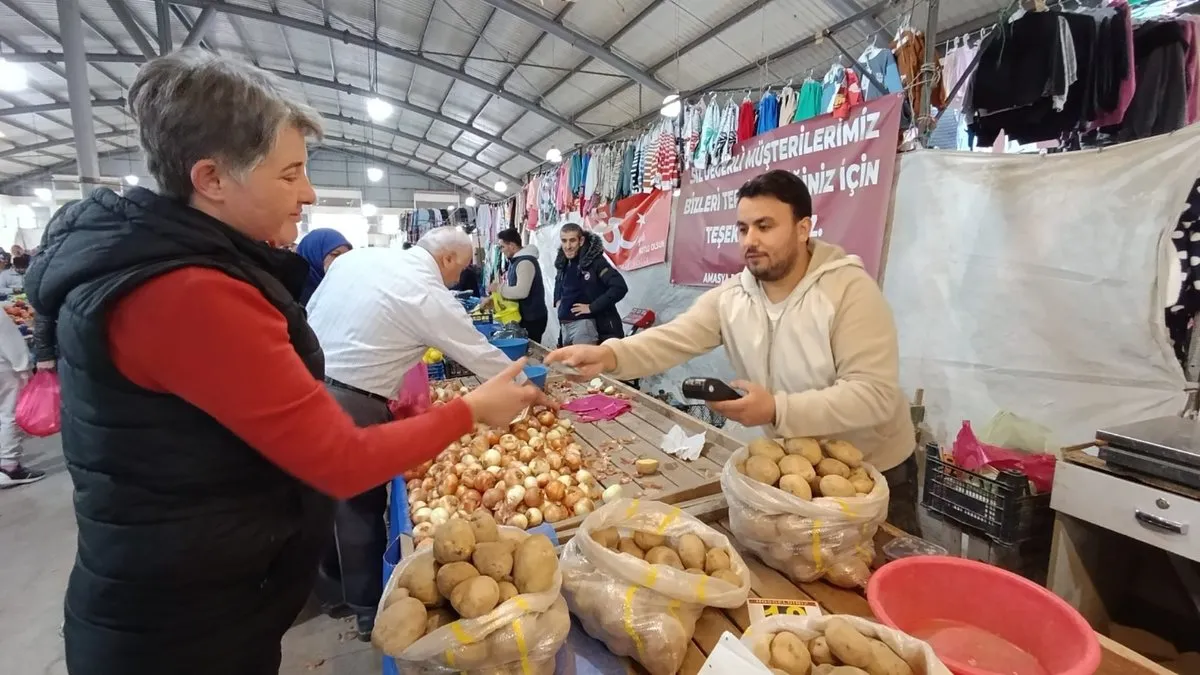 Amasya’da pazarda kartla alışveriş dönemi başladı