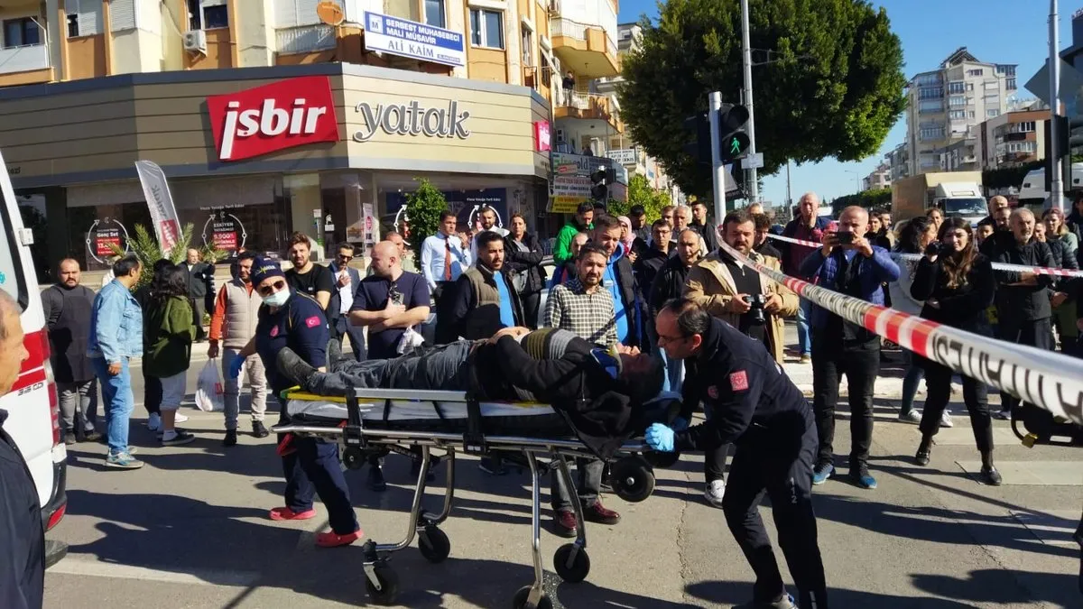 Antalya’da hatalı dönüş kazası: 3 yaralı