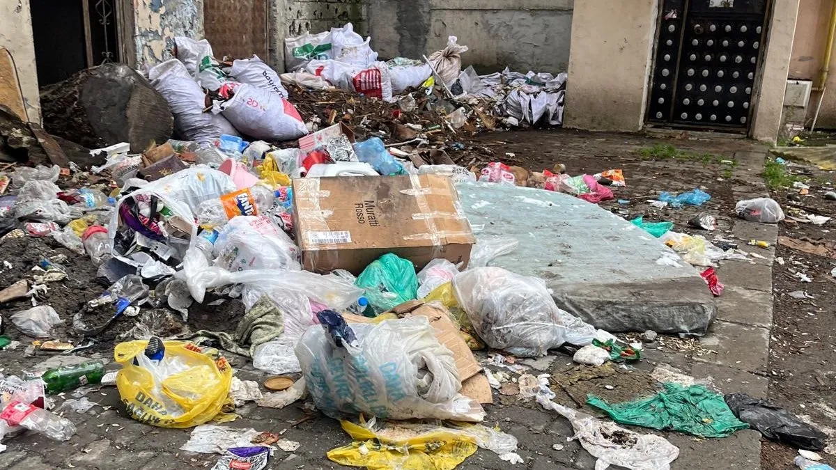 Ardahan Belediyesi’nin kent merkezindeki çöpler ve boş arsada biriken atıklar sağlık tehlikesi oluşturuyor