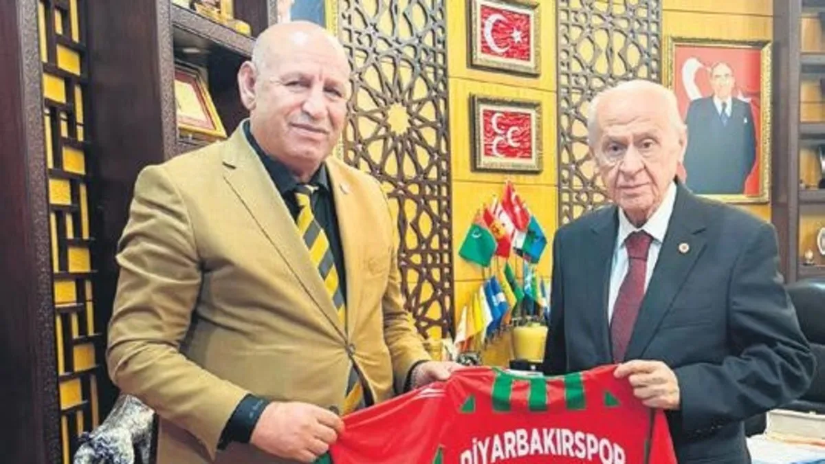 Bahçeli’ye 21 numaralı Diyarbakırspor forması #diyarbakir