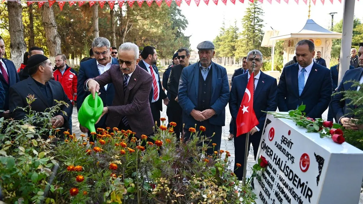 Bakan Uraloğlu 15 Temmuz kahramanı Şehit Ömer Halisdemir’in kabrini ziyaret etti