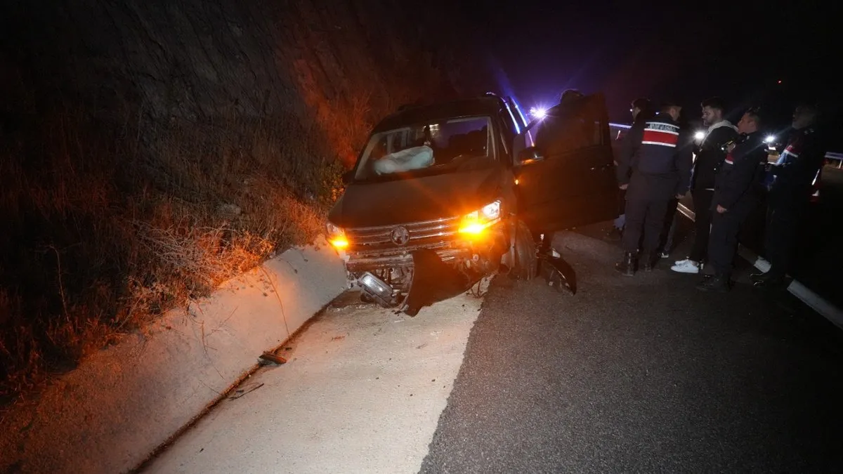 Balıkesir’de tomruk yüklü tır dehşet saçtı: 1 ölü, 9 yaralı