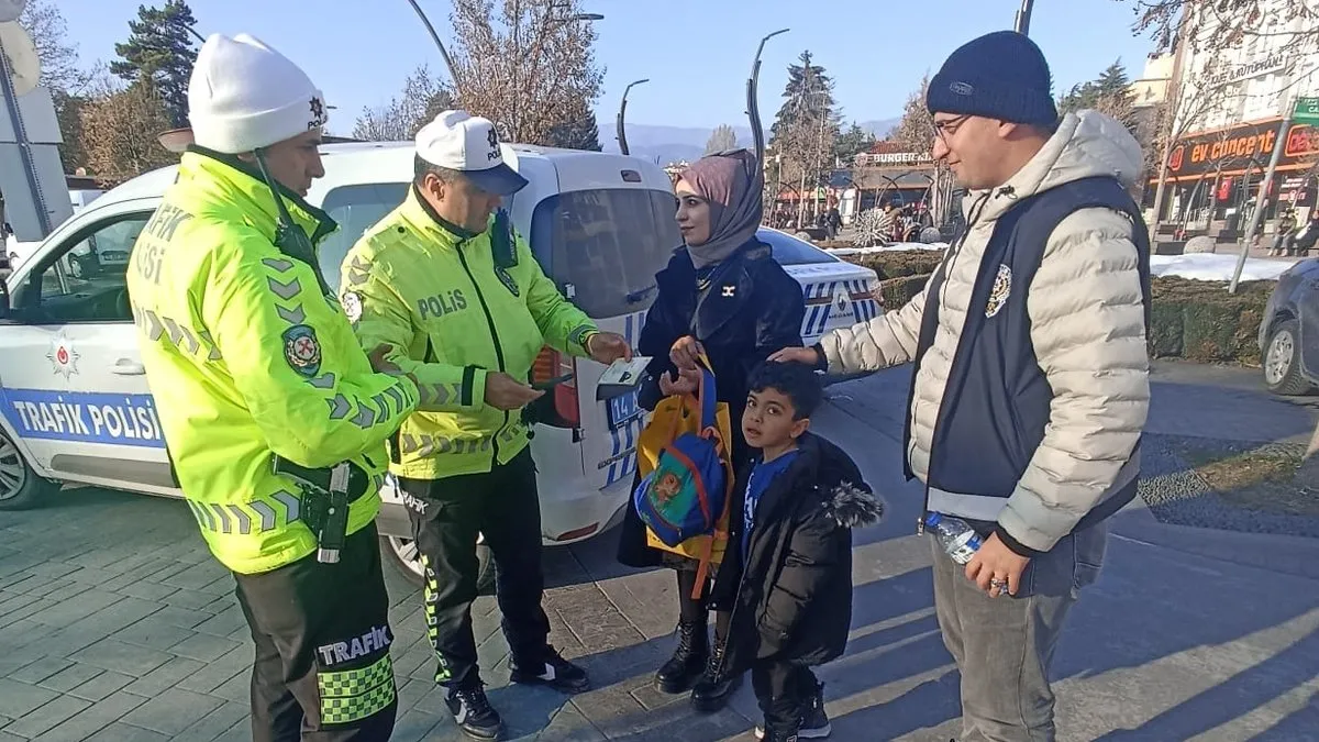 Balon almaya gitti, çocuğunu kaybetti: Kaybolan çocuğa trafik ekipleri sahip çıktı