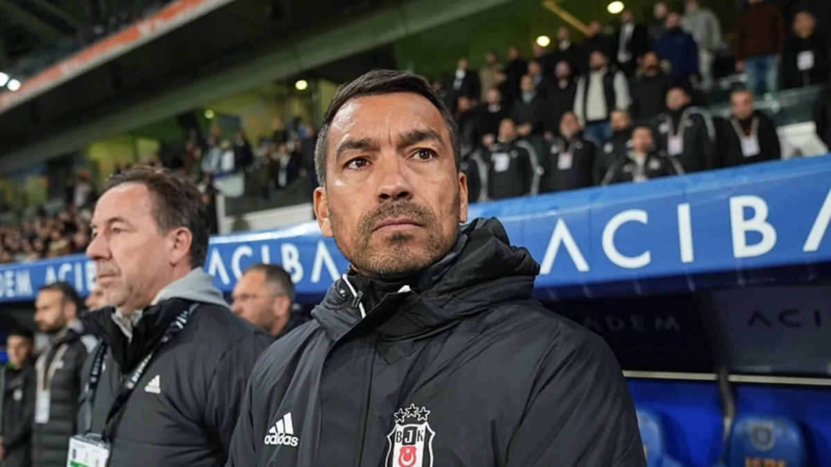 Van Bronckhorst’dan zirve yarışı yorumu: Havlu attık diyemem