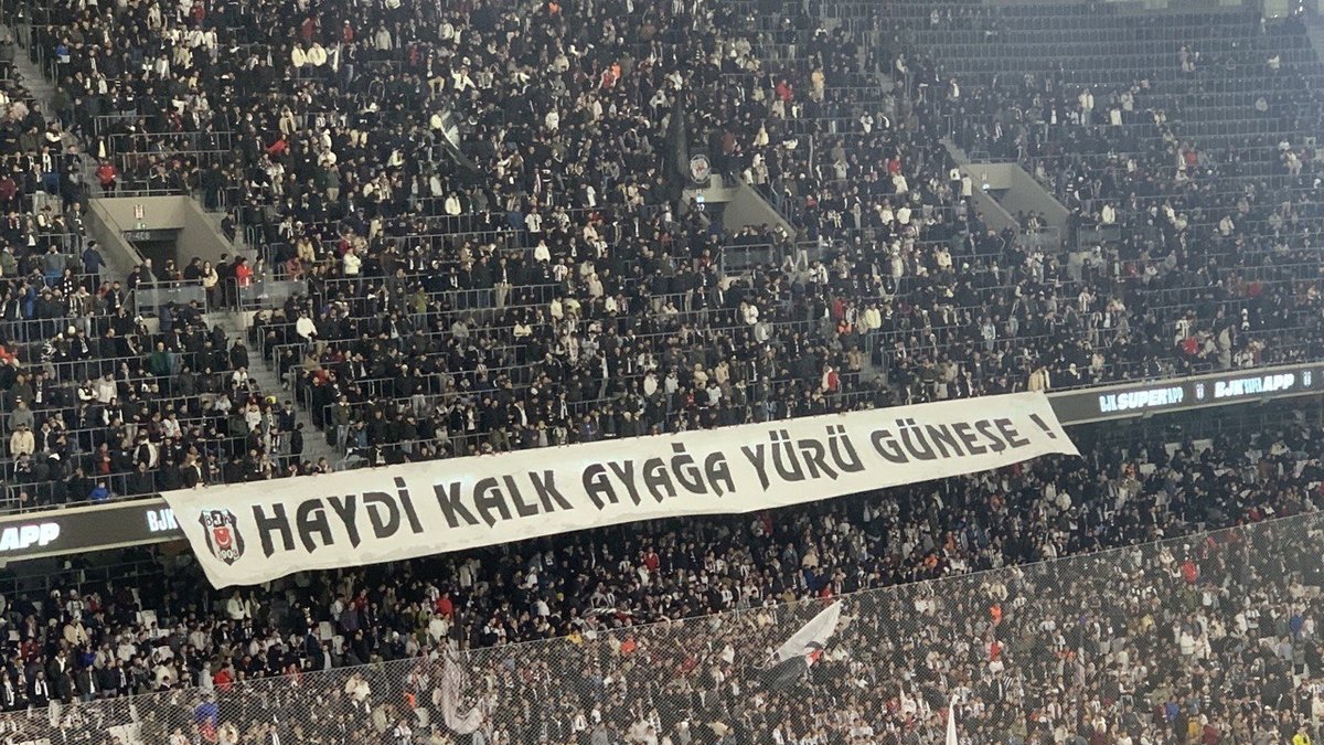 Beşiktaş tribünlerinden takıma pankartlı çağrı!