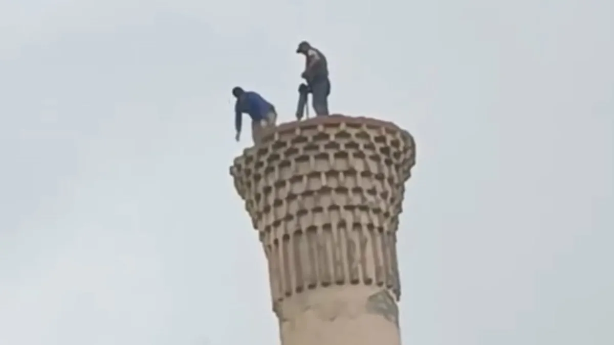 Camide korkutan yıkım: Önlem almadan minareyi yıktılar