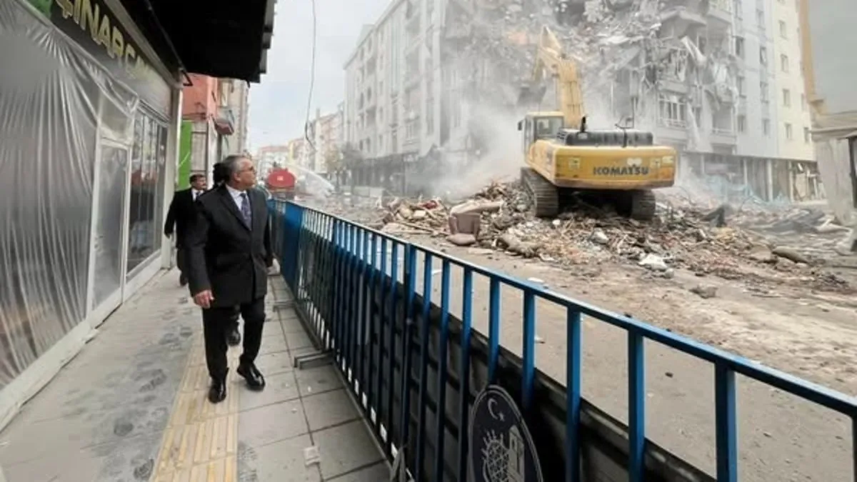 Çorum Milletvekili Ahlatcı’dan doğal gaz patlamasından etkilenen esnafa ziyaret