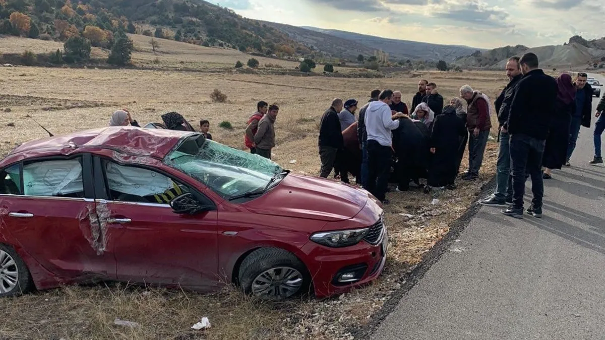 Çorum’da kontrolden çıkan otomobil tarlaya devrildi