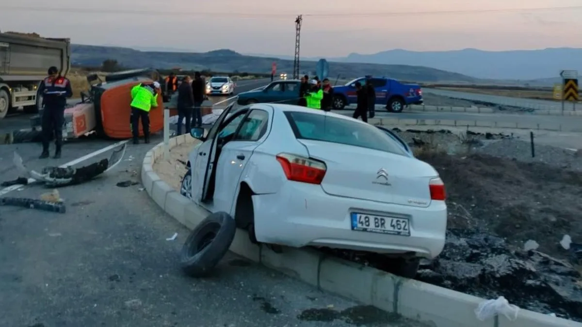 Çorum’da otomobil ile traktör çarpıştı: 5 yaralı