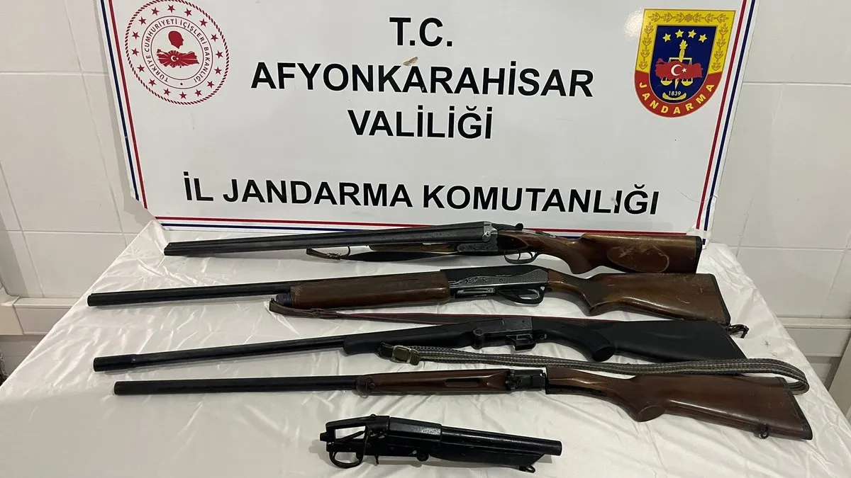 Dinar’da ruhsatsız silah operasyonu: Çok sayıda av tüfeği ele geçirildi