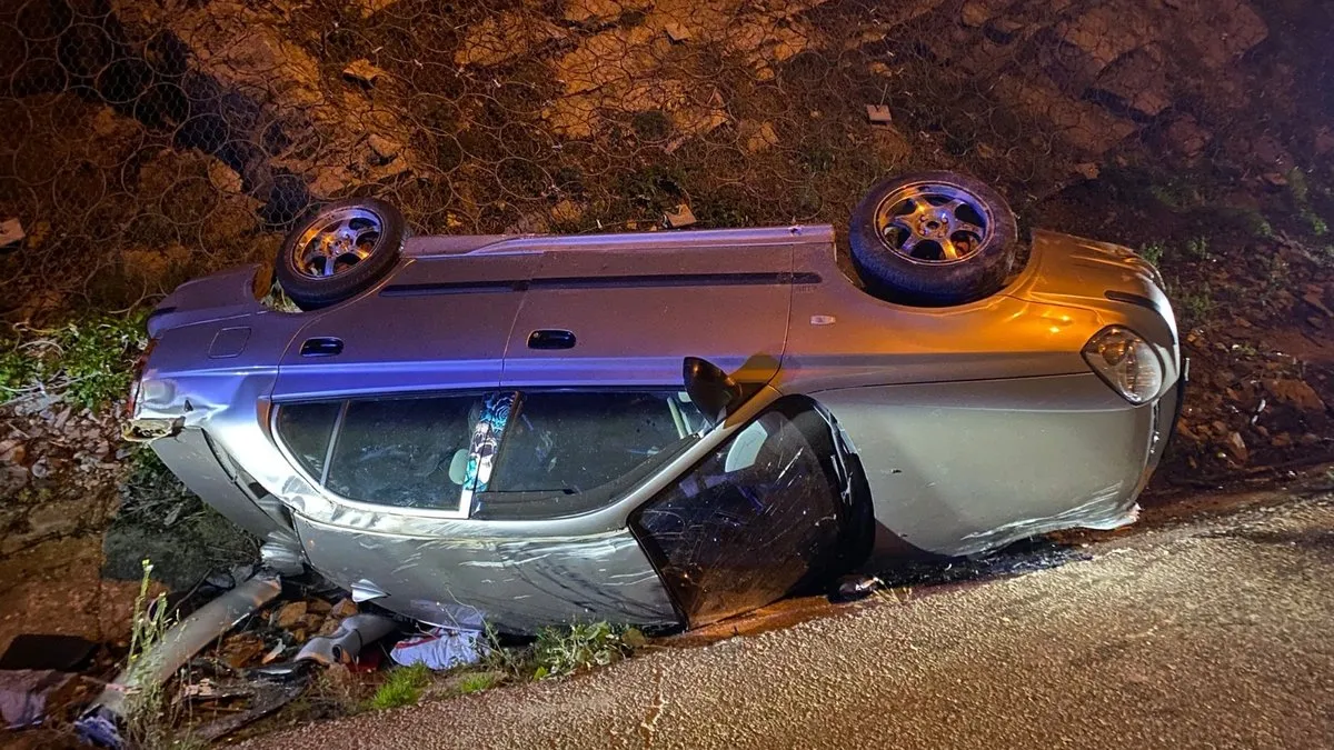 Direksiyon hakimiyetini kaybetti, araç kanala düştü: 4 yaralı