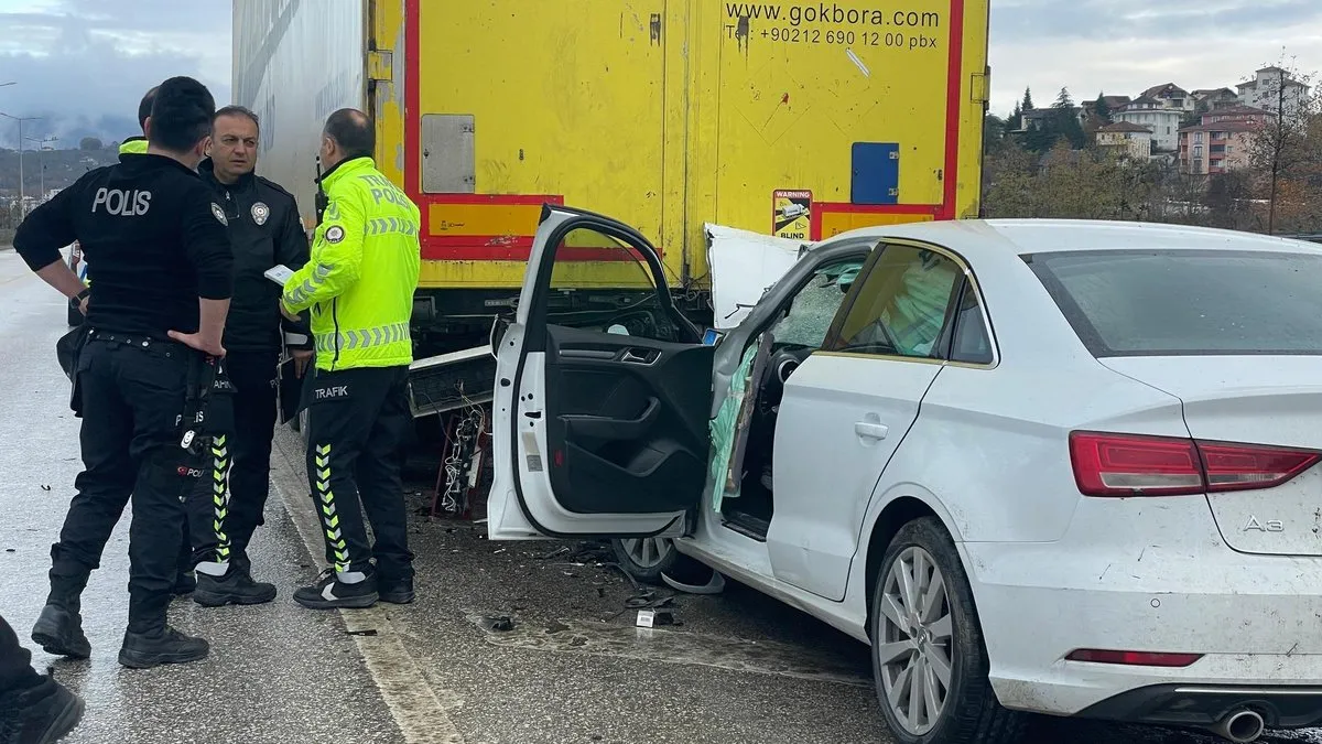 Düzce’de tıra çarpan otomobilin sürücüsü ağır yaralandı