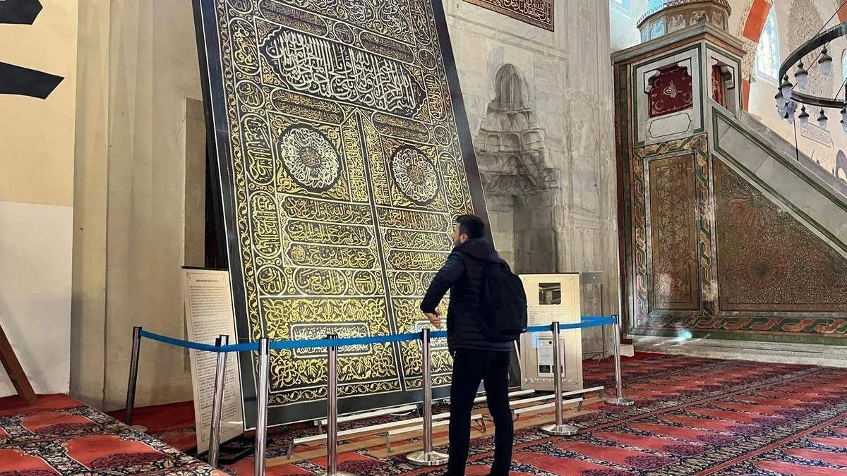 Edirne’de ipekten altın işlemeli Kabe örtüsü sergilenmeye başladı