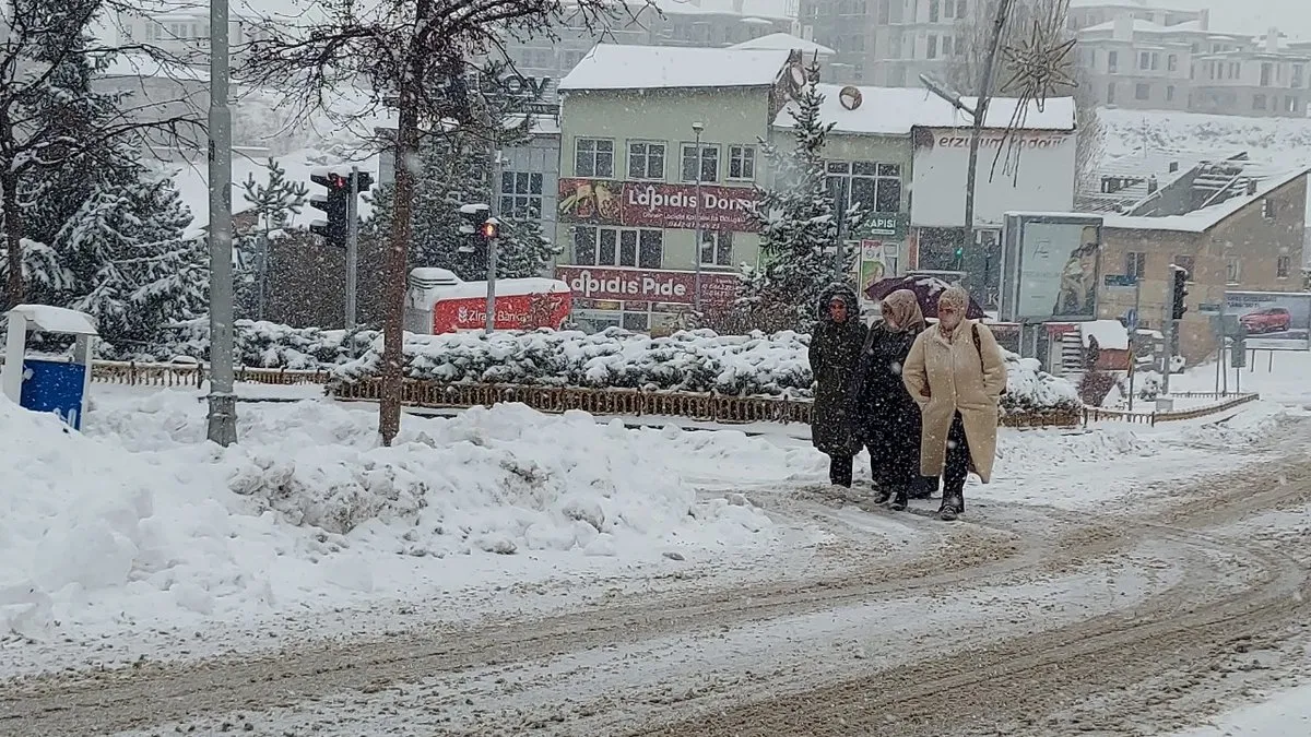 Erzurum’da kar yağışı şehri beyaza bürüdü!