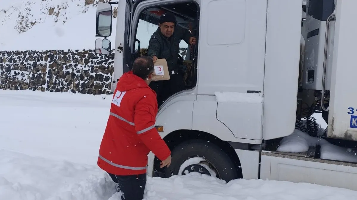 Erzurum’da yolda kalanlara Türk Kızılay’ından destek