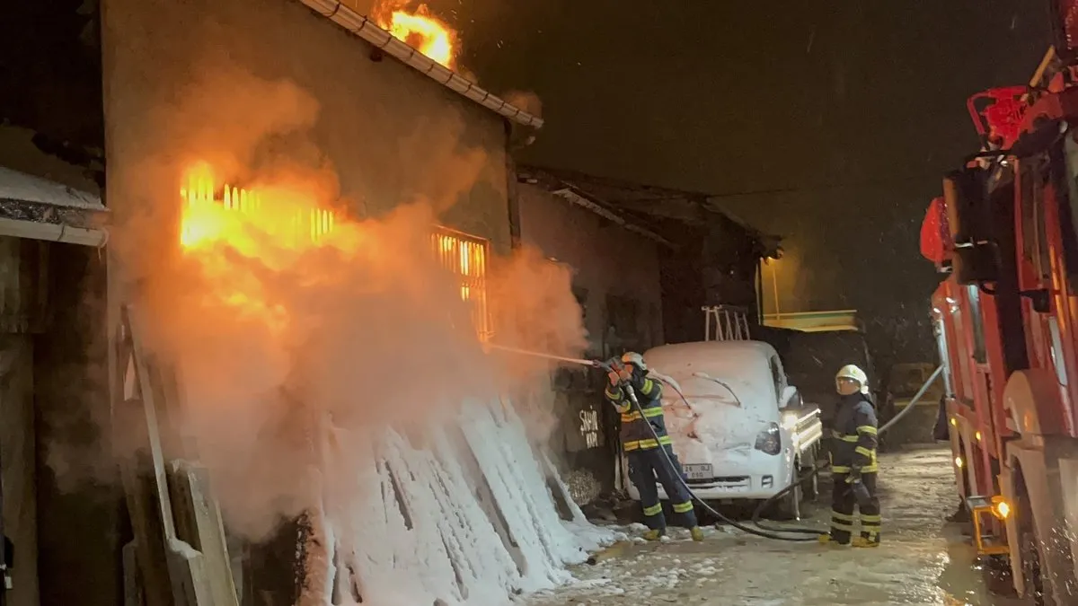 Eskişehir’de korkutan anlar: Mobilya fabrikası cayır cayır yandı!