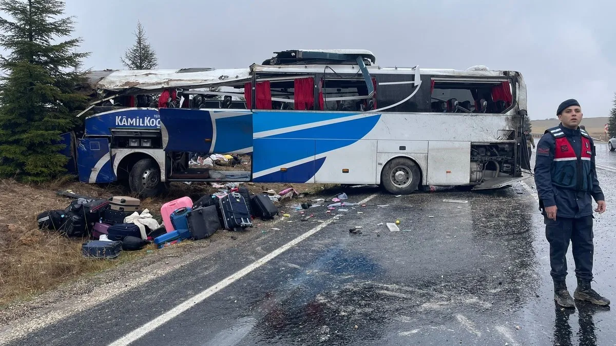 Eskişehir’de yolcu otobüsü kaza yaptı! Yaralı sayısı 42’ye yükseldi – Galeri