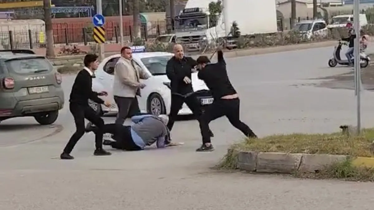 Hatay’da akılalmaz olay: Yol ortasında üzerinde süpürge kırdı!