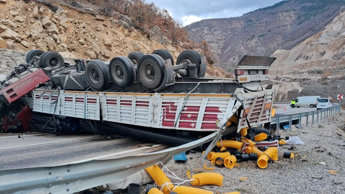 İkisu-Şiran Karayolunda TIR devrildi:1 yaralı