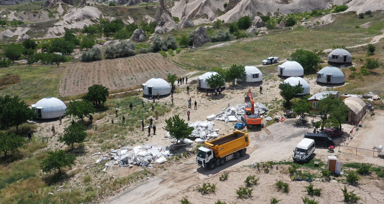 Kapadokya’da kaçak inşa edilen konaklama tesisi yıkıldı