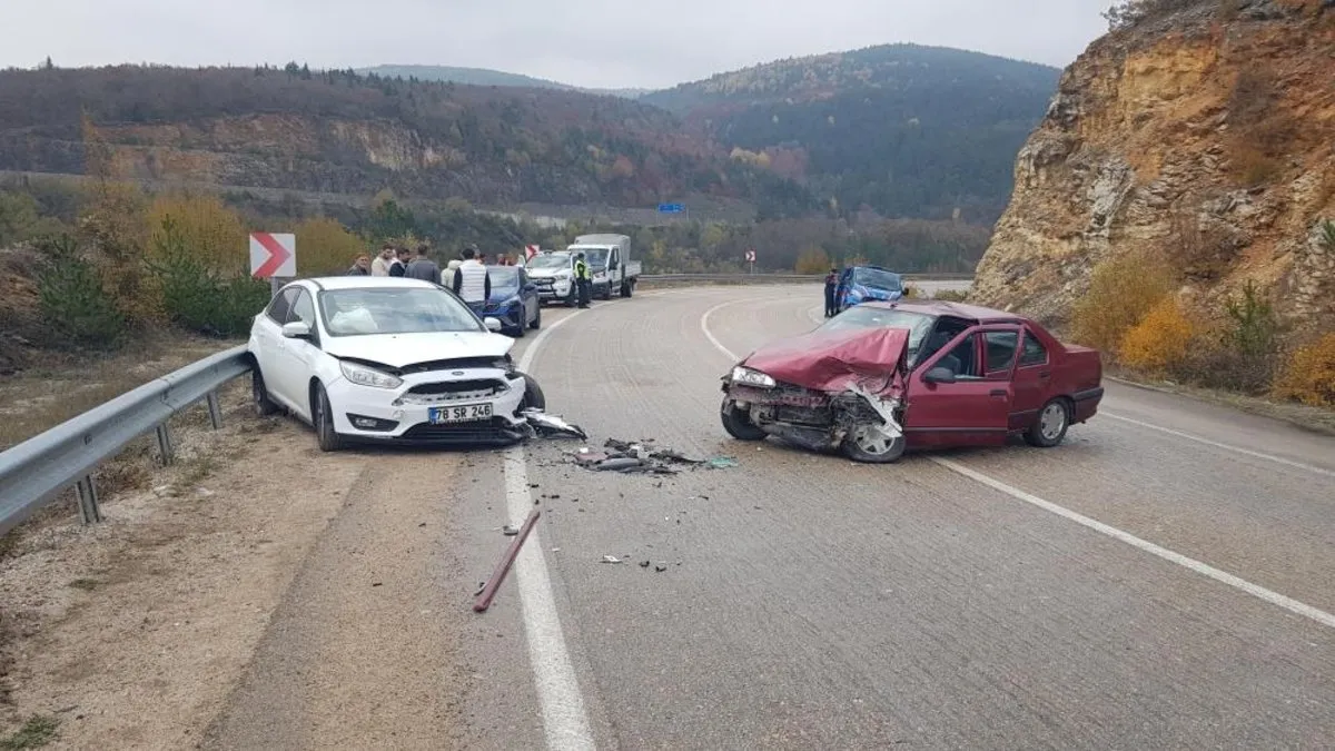 Karabük’te iki otomobil çarpıştı: 1’i çocuk 8 yaralı