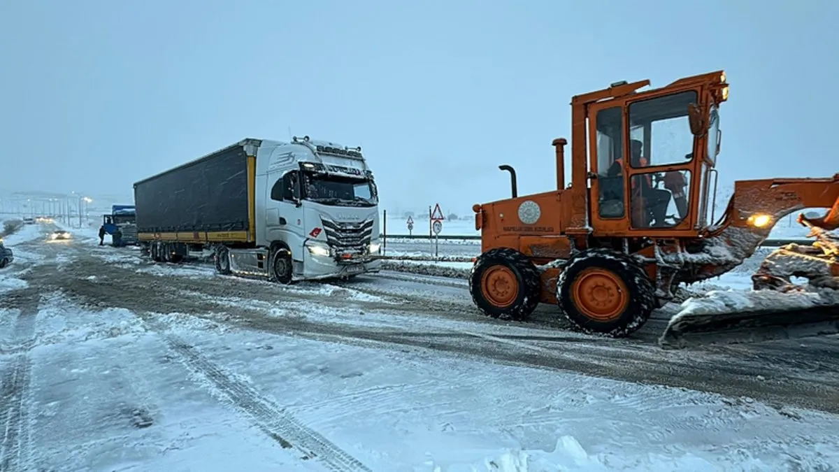 Kayseri’de kar ve fırtına nedeniyle yollarda mahsur kalan 800 kişi misafirhanelere yerleştirildi