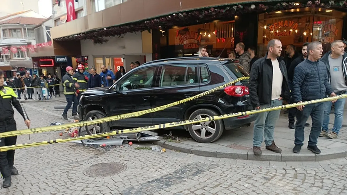 Kocaeli’de korkunç kaza! Kontrolden çıkan araç kaldırımdaki yayalara çarptı: 6 yaralı