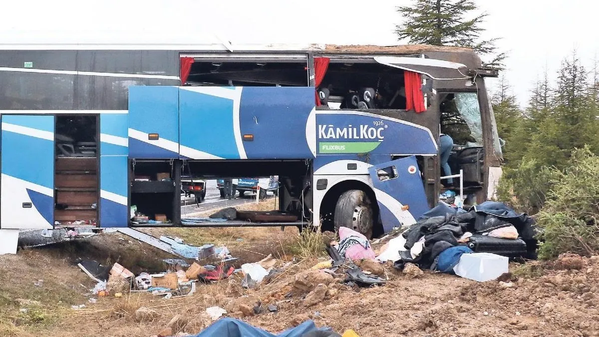 Kontrolden çıkan otobüs devrildi: 1 ölü, 30 yaralı