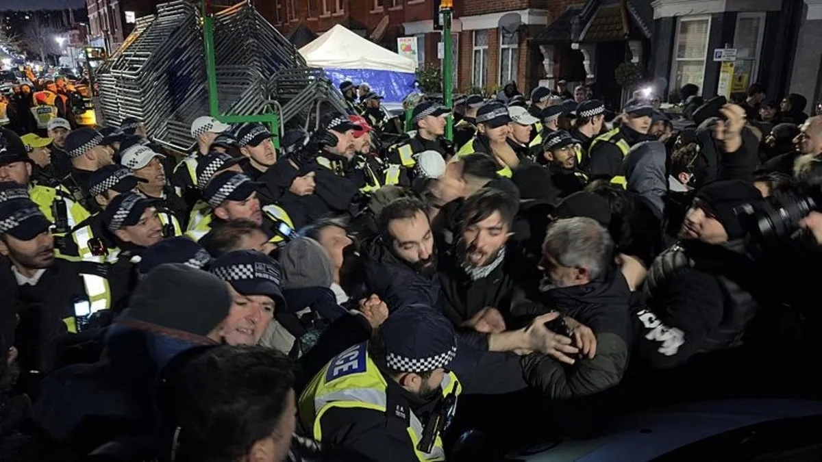 Londra’da terör örgütü PKK yandaşları polisle çatıştı